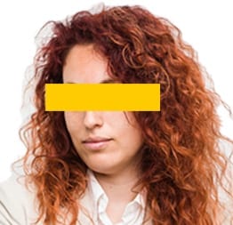 vrouwelijke software en besturingstechniek personeel met rood haar